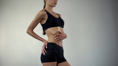 Nefes egzersizleri, kilo kaybı, aktif yaşam tarzı, ince göbek yapıyor spor Bayan