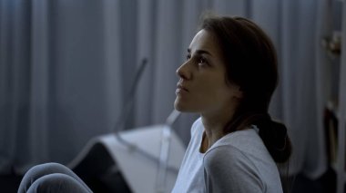 Dehşete düşmüş karısı korkuyor agresif koca yere, oturma, kavga