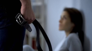 Kemer elinde, kadın agresif kocası, Aile saldırı korkuyor tutan adam