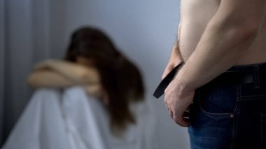 Yalnız, tecavüzcü soyunma, cinsel istismar oturan çaresiz cinsel taciz kurbanı