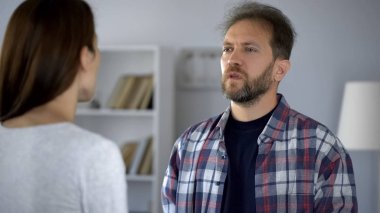 Kocası, adam, ilişki çatışma karşı şiddet ile savunarak kadın kötü muamelede