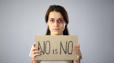 Hırpalanmış kadın holding Hayır kadınlara karşı şiddete son vermesi yok alamet