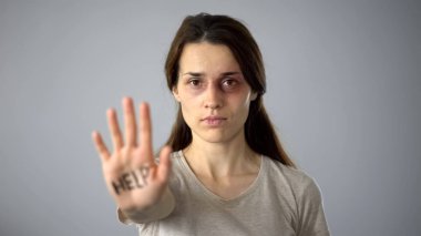 Çürük dişi ile yazıt taraftan yardımcı, saldırı, kadınların kötü muamele