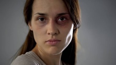 Hırpalanmış kadın kameraya, seyir saldırı Aile, Aile içi şiddet, portre