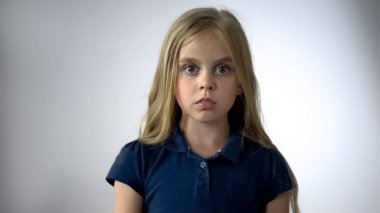 Korkmuş küçük bir kız kameraya korku, çocuk hakları koruma arıyorum