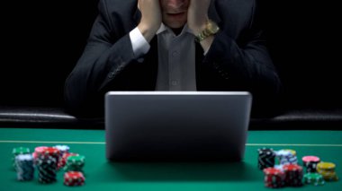 Poker oyuncusu online oyun, kaybetme dizüstü, önünde iflas kumar bağımlılığı