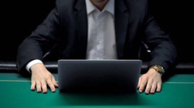 Bahisler, rekabetçi olmak online rakipler için bekleyen poker oyuncusu kumar