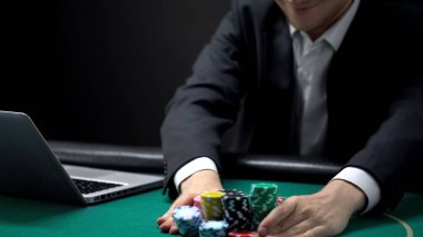 Kendine güvenen kumarbaz online casino poker oyunu kazanmak umuduyla tüm fişleri bahis