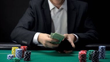 M-cüzdan, tüm para alarak genç casino oyuncu poker oyunu üzerinde bahis yapma