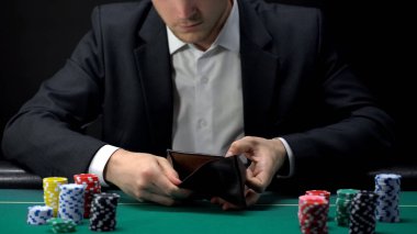 Üzgün kumarbaz boş cüzdan, kaybeden casino masada oyun bağımlılığı arıyorsunuz