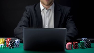 Spor kumar online poker oyuncusu için başlangıç oyun dizüstü, önünde hazır