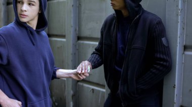 Ödeme karşılığı uyuşturucu satıcısı için doze için genç polis, bağımlılığı gizleme