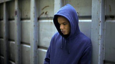 Üzgün Afro-Amerikan çocuk ağ geçidi'nde kalan yalnız zorbalık, ırk ayrımcılığı