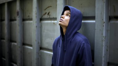 Adam depresyon var hiçbir destek, Ergen kriz, geçiş yaş sorun