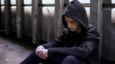 Terk edilmiş evde, ev, aksaklığı kaçış oturan hayat genç kayıp