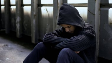 Oturma terk edilmiş evde, kaçırılma kurbanı, duygu depresyon genç kaybetti