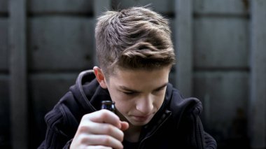 Beyaz çocuk terk edilmiş evde ebeveyn kontrolü eksikliği bira içmek