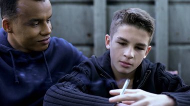 Duman, ilk deneyim için büyük adam genç arkadaşı öğretim, kötü örnek