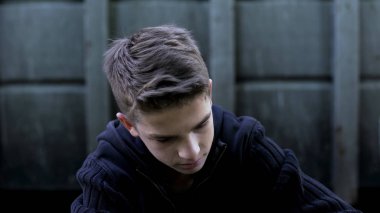 Depresif genç çocuk duygu umutsuzluk, yanlış davranış, keder pişman