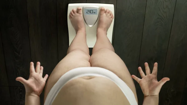 Donna Obesa Piedi Bilance Bagno Controllando Peso Arrabbiato Con Risultati — Foto Stock