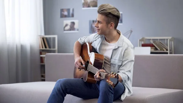 Talentoso Adolescente Tocando Guitarra Cara Faculdade Apreciando Melodia Para Sua — Fotografia de Stock