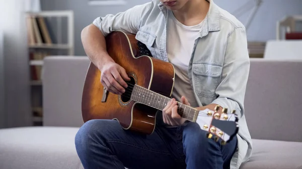 Adolescente Masculino Aprendiendo Tocar Guitarra Sentado Habitación Practicando Música — Foto de Stock