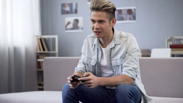 Emozionato Adolescente Giocare Videogiochi Con Joystick Intrattenimento Tempo Libero — Foto Stock