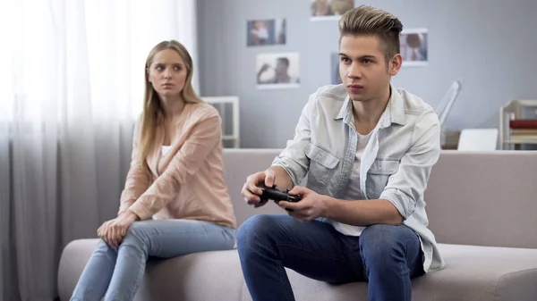Beleidigtes Mädchen Schaut Ihren Freund Der Gleichgültig Videospiele Spielt — Stockfoto