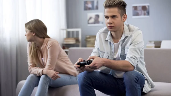 Ragazza Offesa Allontanato Dal Fidanzato Che Indifferentemente Giocare Videogiochi — Foto Stock