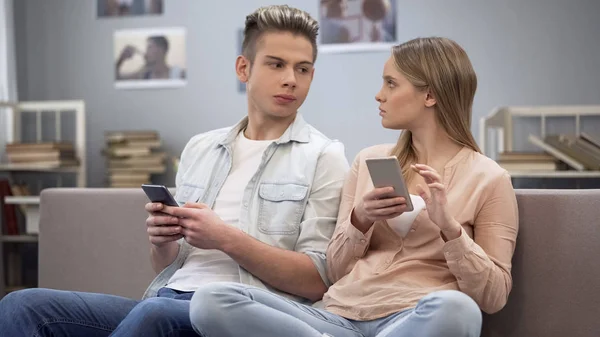 Pareja Joven Mirando Con Enojo Tras Pelea Crisis Relaciones Malentendidos — Foto de Stock