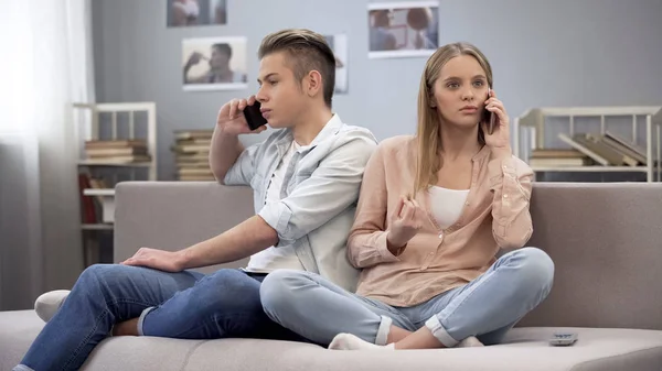 Estudante Menino Conversando Telefones Sofá Imaginando Que Eles Sentados Juntos — Fotografia de Stock