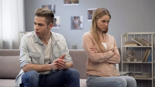 Ungezogenes Mädchen Ignoriert Freund Weigert Sich Kommunizieren Familienstreit Stress — Stockfoto