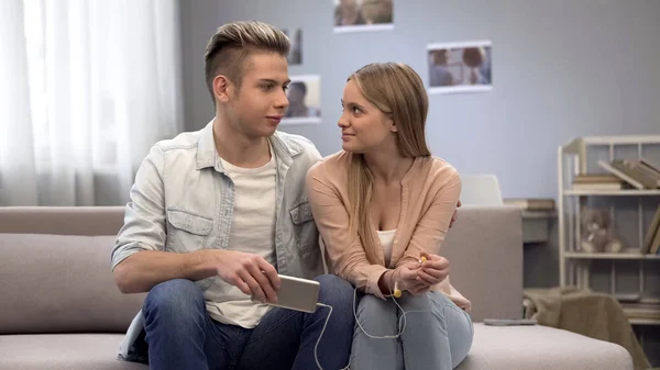 Belo Casal Adolescente Olhando Para Outro Com Amor Primeiros Sentimentos — Fotografia de Stock