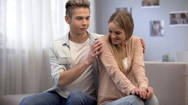 Jongen Probeert Omhelzen Verlegen Meisje Zoek Naar Haar Met Liefde — Stockfoto