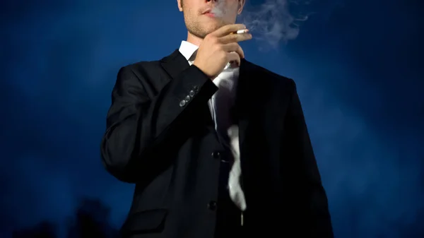 Mannen Kostym Som Njuter Cigarettrök Nikotinberoende Risken För Cancer — Stockfoto