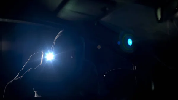 Criminoso Balaclava Com Lanterna Olhando Dentro Carro Roubo Carjacking — Fotografia de Stock