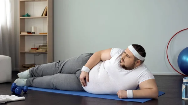 Gruba Człowieka Leżącego Plecach Oglądanie Powtarzanie Ćwiczeń Online Odchudzające — Zdjęcie stockowe