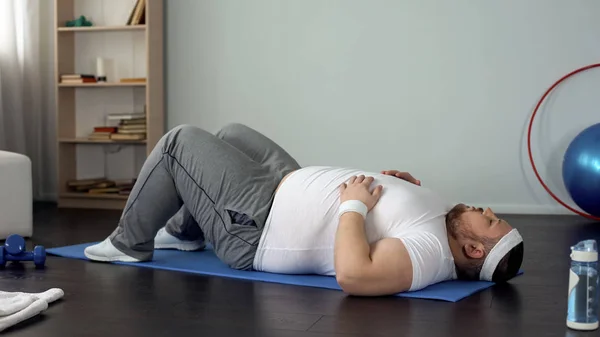 Obtloustlý Muž Odpočívá Cvičení Kondiční Program Pro Hubnutí Životní Styl — Stock fotografie