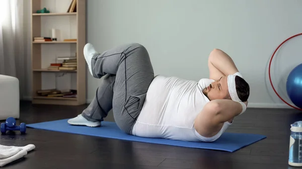 Hombre Obeso Persistente Bombeando Músculos Abdominales Haciendo Crujidos Torcidos Deporte —  Fotos de Stock