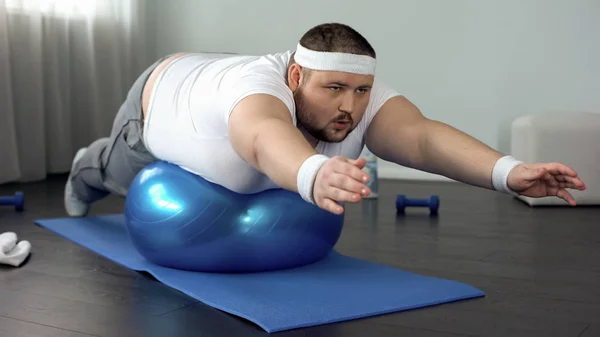 Hombre Trabajador Obeso Practicando Ejercicio Estático Programa Entrenamiento Fuerza — Foto de Stock