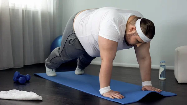 Толстый Мужчина Пытается Сделать Отжимания Упражнения Дома Слабые Мышцы Отсутствие — стоковое фото