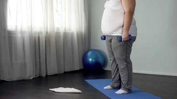 Obézní Muž Zvedání Činek Cvičit Doma Spalování Kalorií Motivace — Stock fotografie