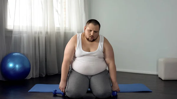 Kimerült Kövér Ember Földön Súlyzók Fárasztó Edzés Program Sport — Stock Fotó