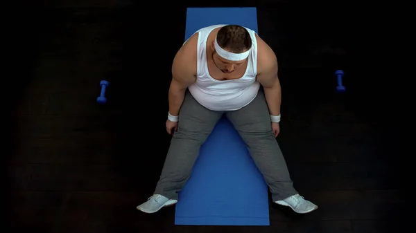 Unavený Obézní Muž Relaxaci Domácí Cvičení Podložce Zeštíhlující Program — Stock fotografie