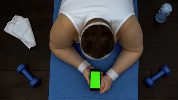 Baculatá Muž Pomocí Aplikace Online Fitness Trénink Ležící Smartphone Mat — Stock fotografie