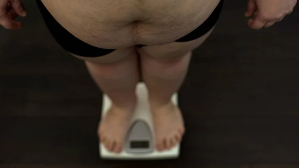 ダイエット結果体重をチェックのためのスケールを測定の上に立って大きな腹男 — ストック写真