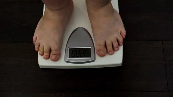 Mann Überprüft Gewichtsverlust Auf Waage Ungesunde Ernährung Genetische Veranlagung — Stockfoto