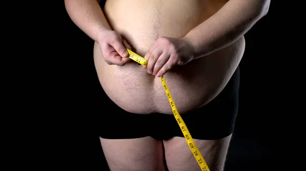 Übergewichtiger Mann Misst Bauch Mit Klebeband Kontrolliert Gewichtsverlust Diätprogramm — Stockfoto