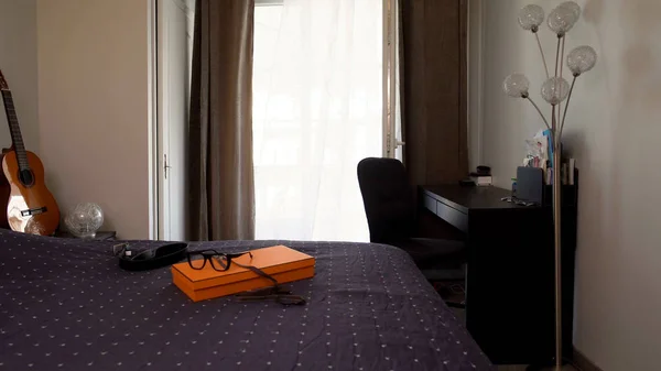 空学生房间与桌 床和吉他 舒适的公寓 — 图库照片
