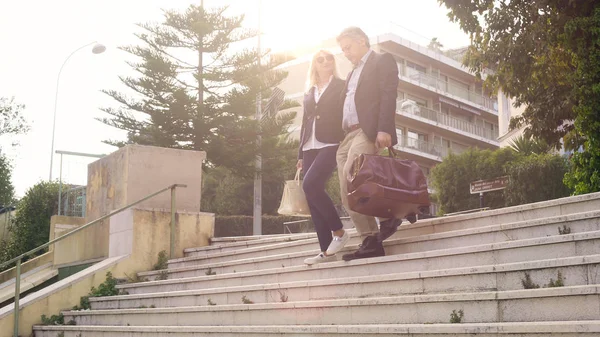 Birkaç turist hotel, iş gezisi için aşağı seyir yürüme çanta ile